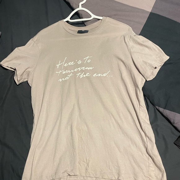 T-Shirt - Picture 1 of 3